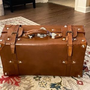 1920’s Vintage Leather suitcase in great condition.